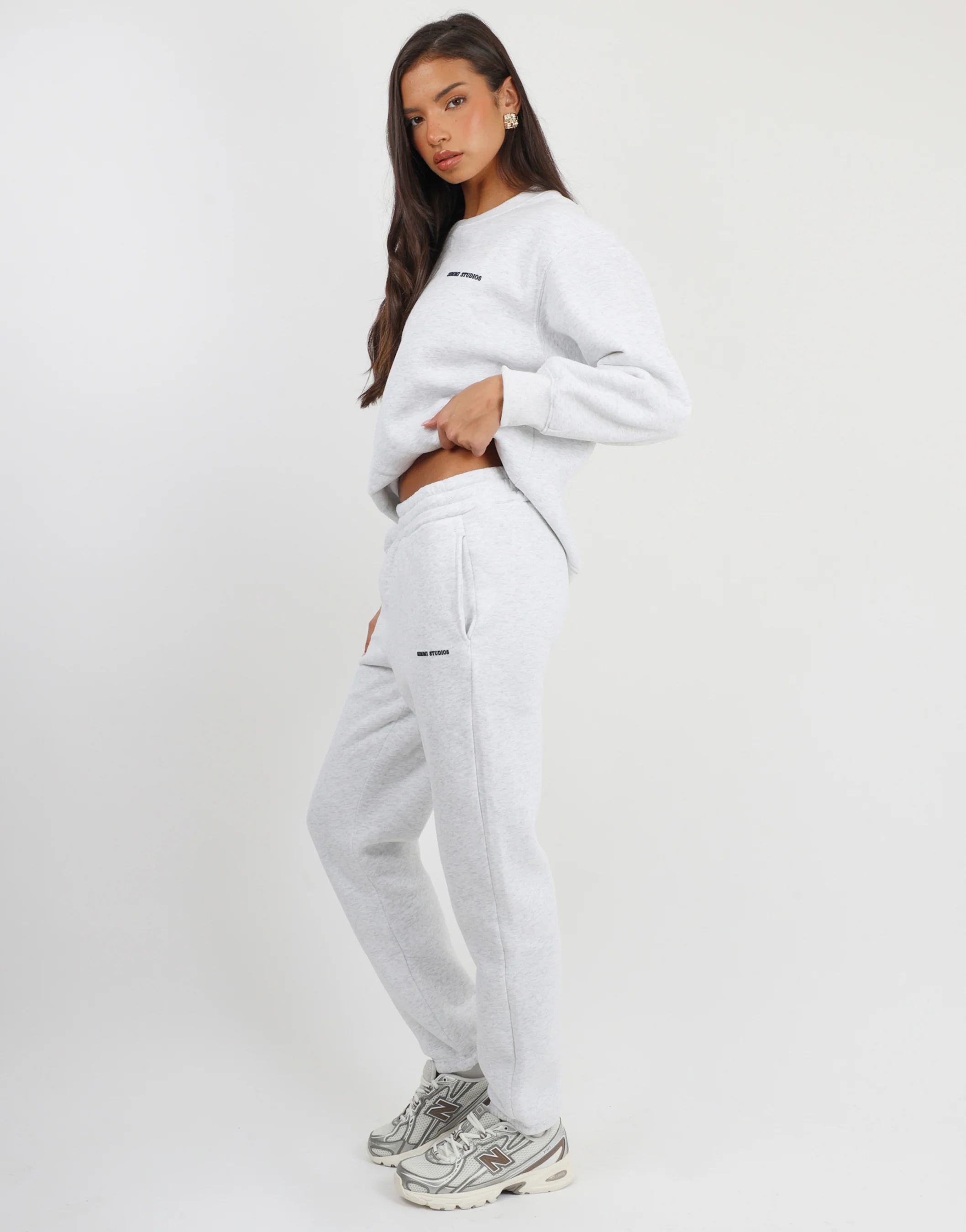 Ashby Simmi Studios Essentials Sweatshirt in Pebble Grey - Image 4