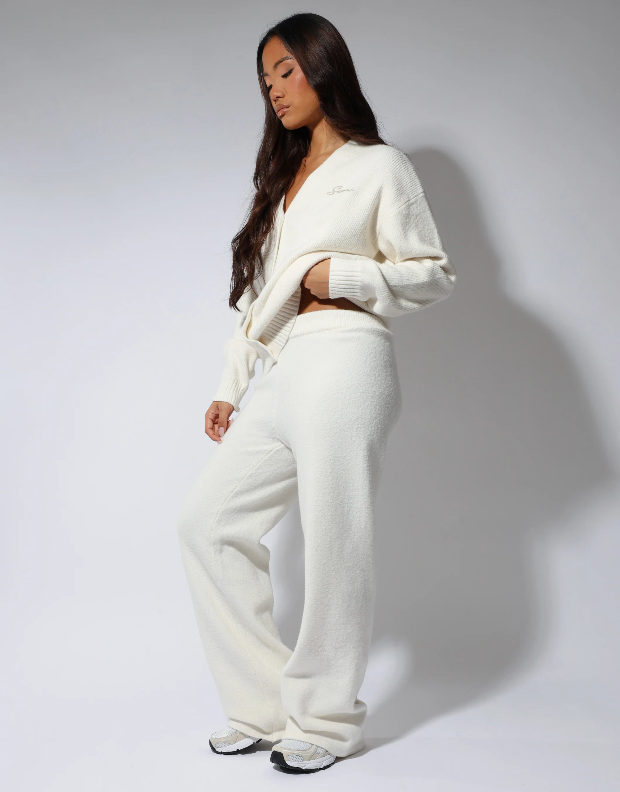 Eve Simmi studios soft touch wide leg trousers in cream - Image 3